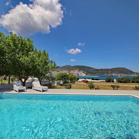 Villa Karavos Waterfront *