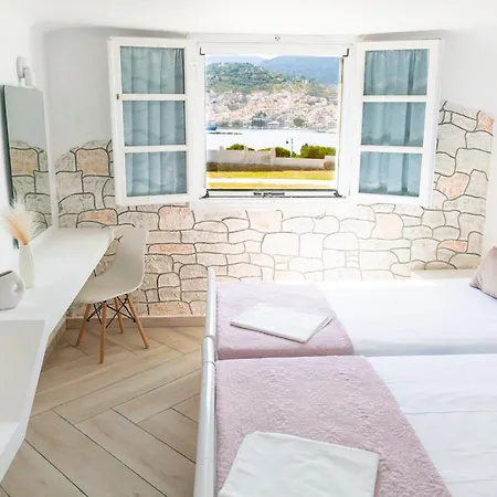 Karavos Waterfront Villa *